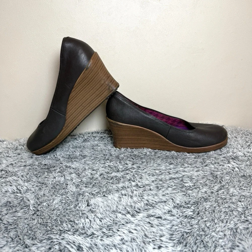CROCS A-Leigh Closed Toe Wedge Comfort Dress Shoes Dark Brown Women's Size 9